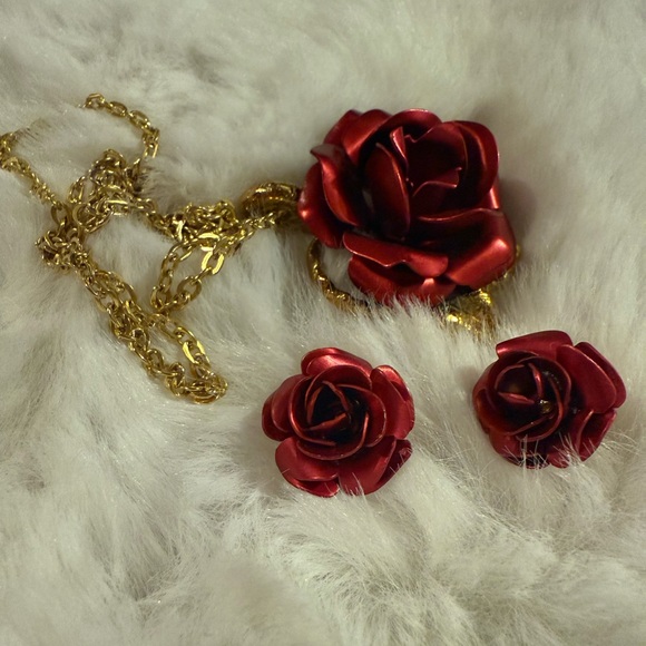 Vintage- Gold Chain Necklace with Red Rose Pendant - Picture 8 of 10